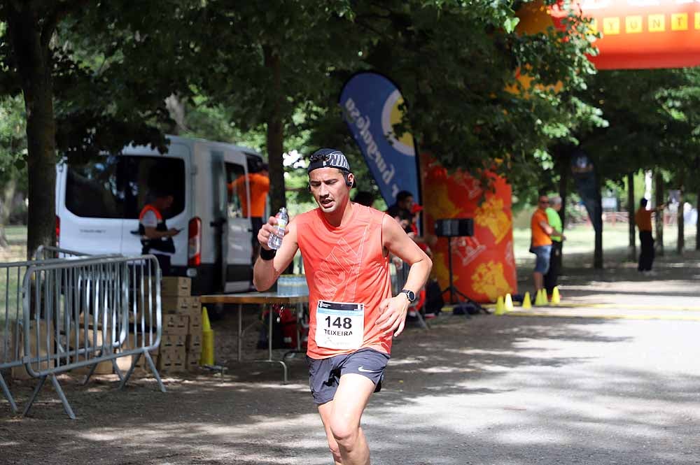 166 corredores de toda España han disputado la 24ª edición de le Media Maratón Ciudad de Burgos,con el burgalés Rubén Castrillo como ganador en categoría masculina y la debutante Virginia Torres como campeona femenina.