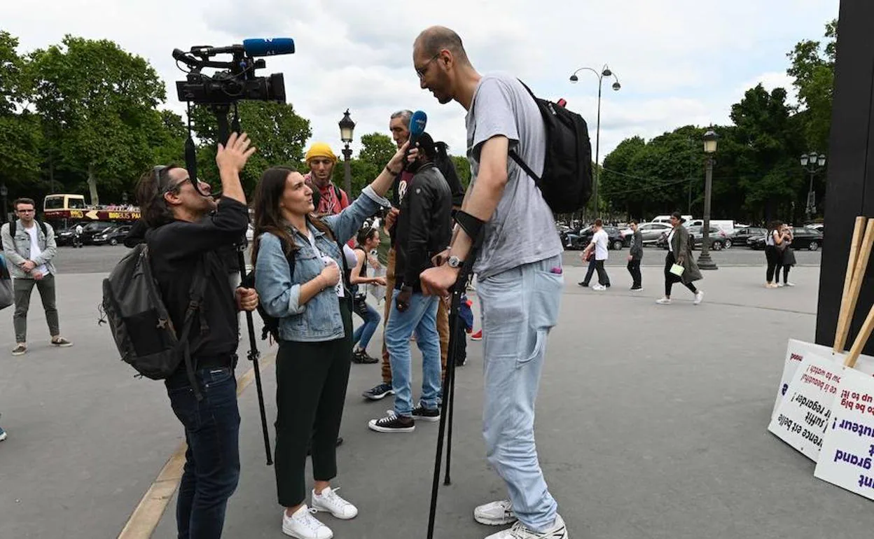 Brahim Takioullah atiende a los periodistas en los Campos Elíseos de París.