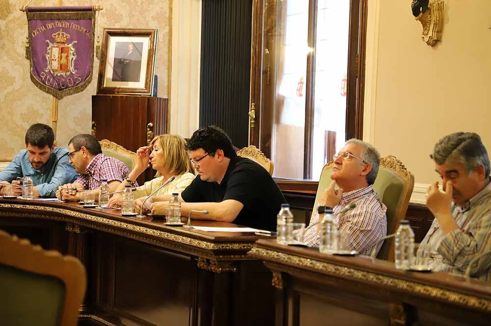 Los diputdos provinciales se han despedido del mandato actual en vísperas de la entrada de la nueva corporación, que incluirá once caras nuevas