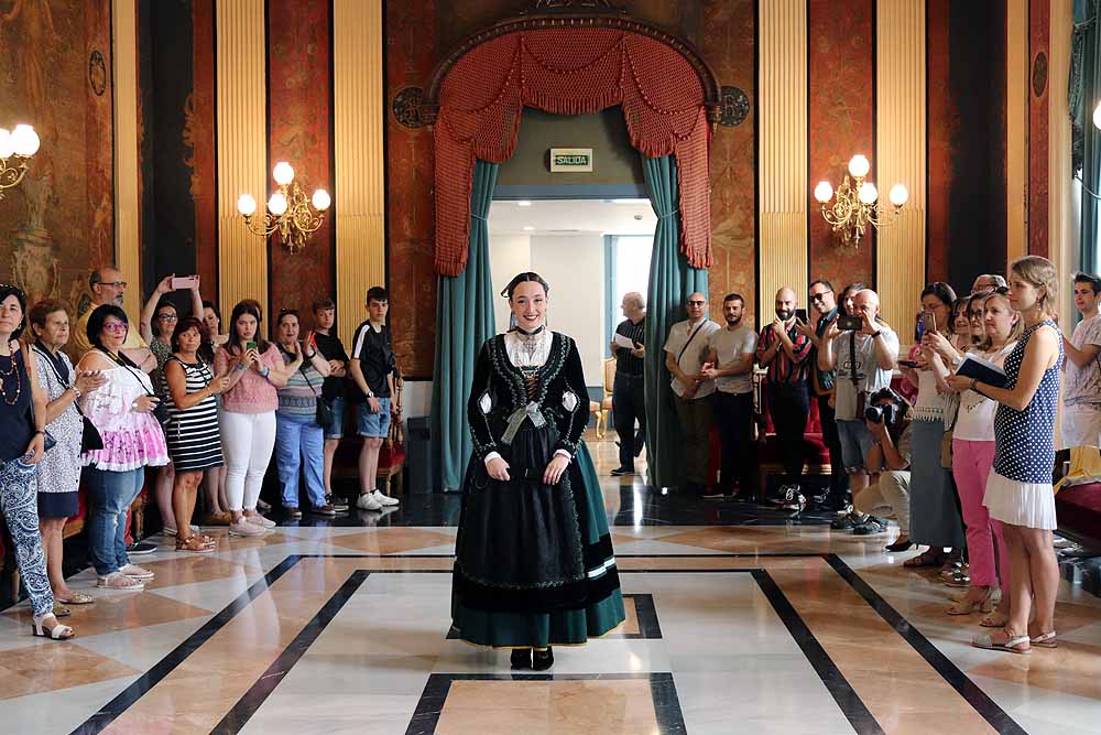 Las ocho miembros de la Corte Real de las Fiestas Mayores de Burgos, entre las que se encuenrtan las dos reinas y sus damas, se visten de gala con los trajes típicos de la serranía de Burgos 