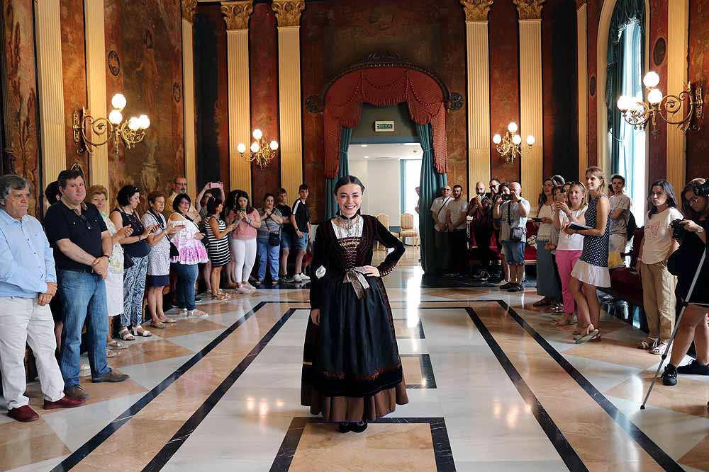 Las ocho miembros de la Corte Real de las Fiestas Mayores de Burgos, entre las que se encuenrtan las dos reinas y sus damas, se visten de gala con los trajes típicos de la serranía de Burgos 