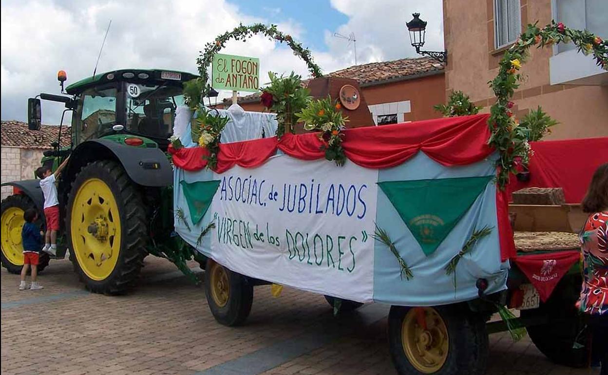 Imagen de una carroza en las fiestas de Arcos de la Llana