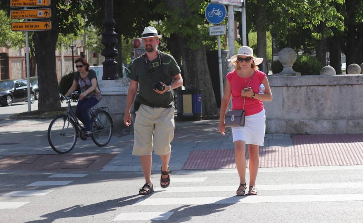 Dos personas cruzan ayer el puente de San Pablo de Burgos.