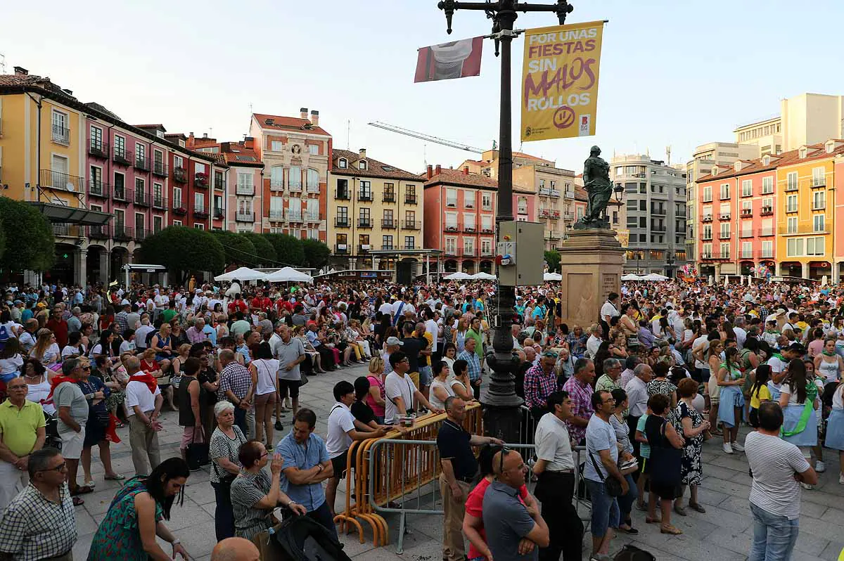 Fotos: Imágenes de la llegada de la bota a la Plaza Mayor y el chupinazo