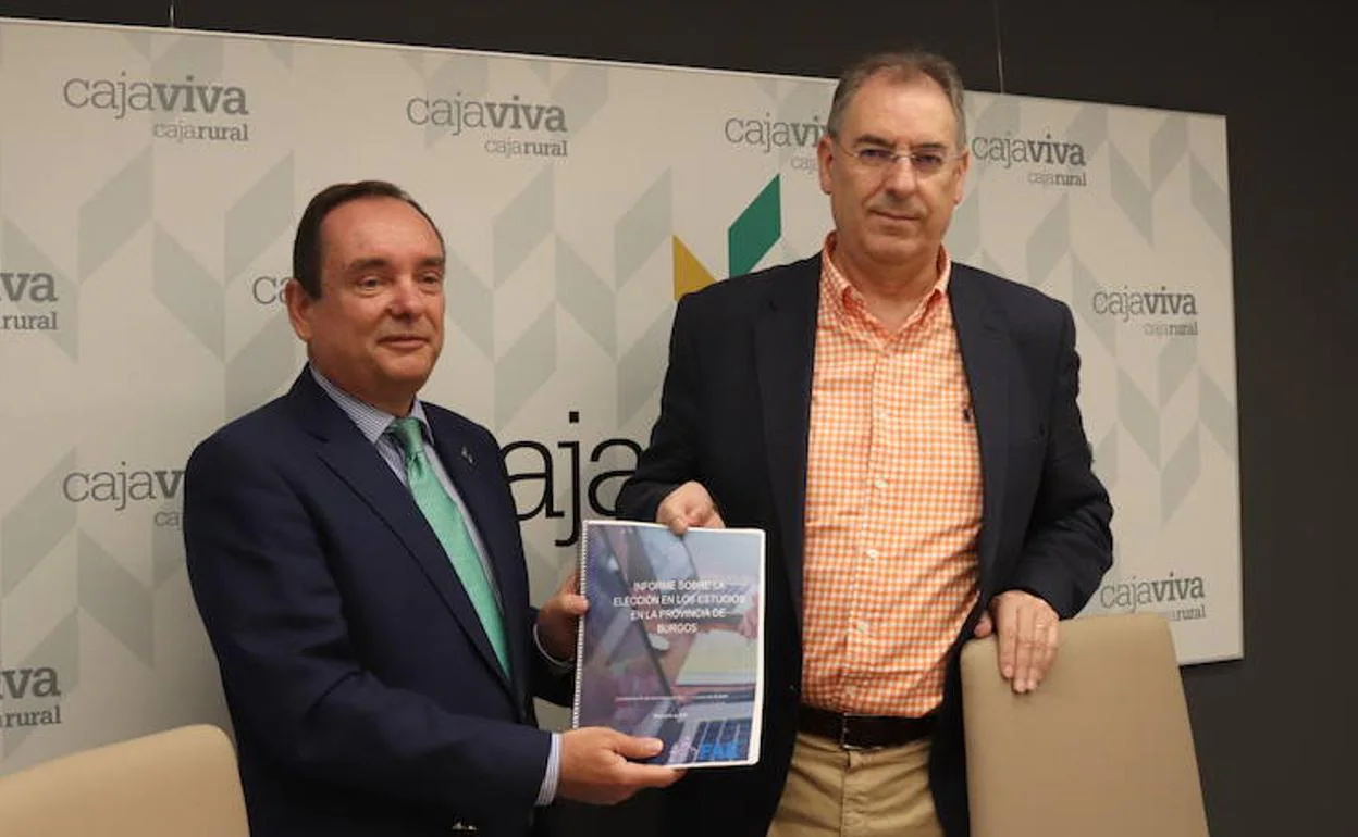 El director general de Cajaviva Caja Rural, Ramón Sobremonte (izquierda), y el presidente de FAE Burgos, Miguel Ángel Benavente, sostienen el 'Informe sobre la elección de estudios en la provincia de Burgos'.