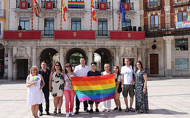 El alcalde de Burgos posando junto con miembros del colectivo LGTB delante del Consistorio