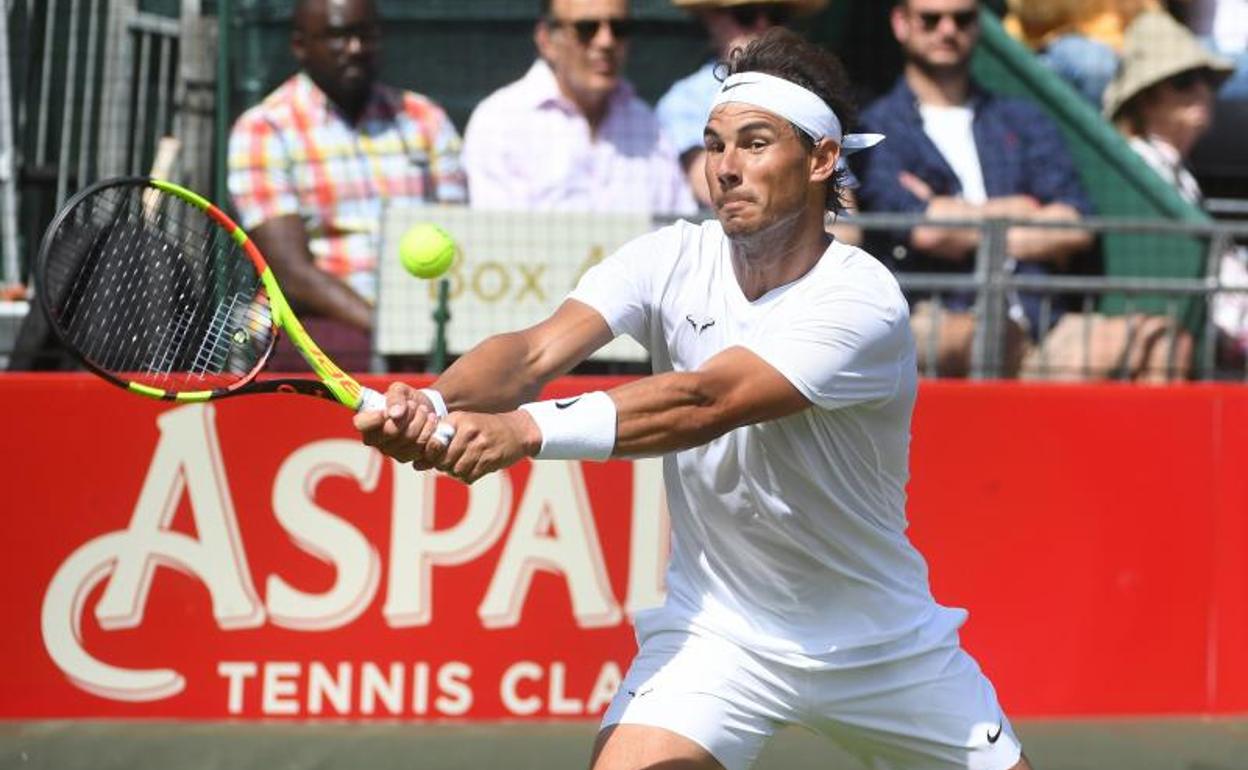 Rafael Nadal devuelve una bola al francés Lucas Pouille.