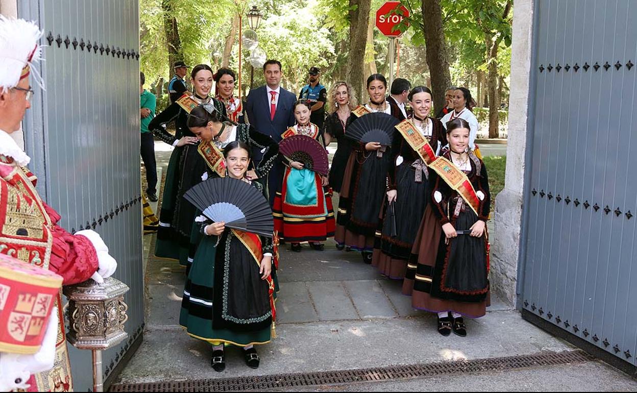 La Corte Real de los Sampedros 2019 junto al alcalde, Daniel de la Rosa, y la concejala de Ferstejos, Blanca Carpintero