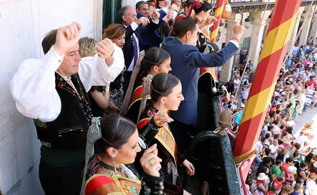 Imagen del balcón del Ayuntamiento durante el homenaje a la jota burgalesa