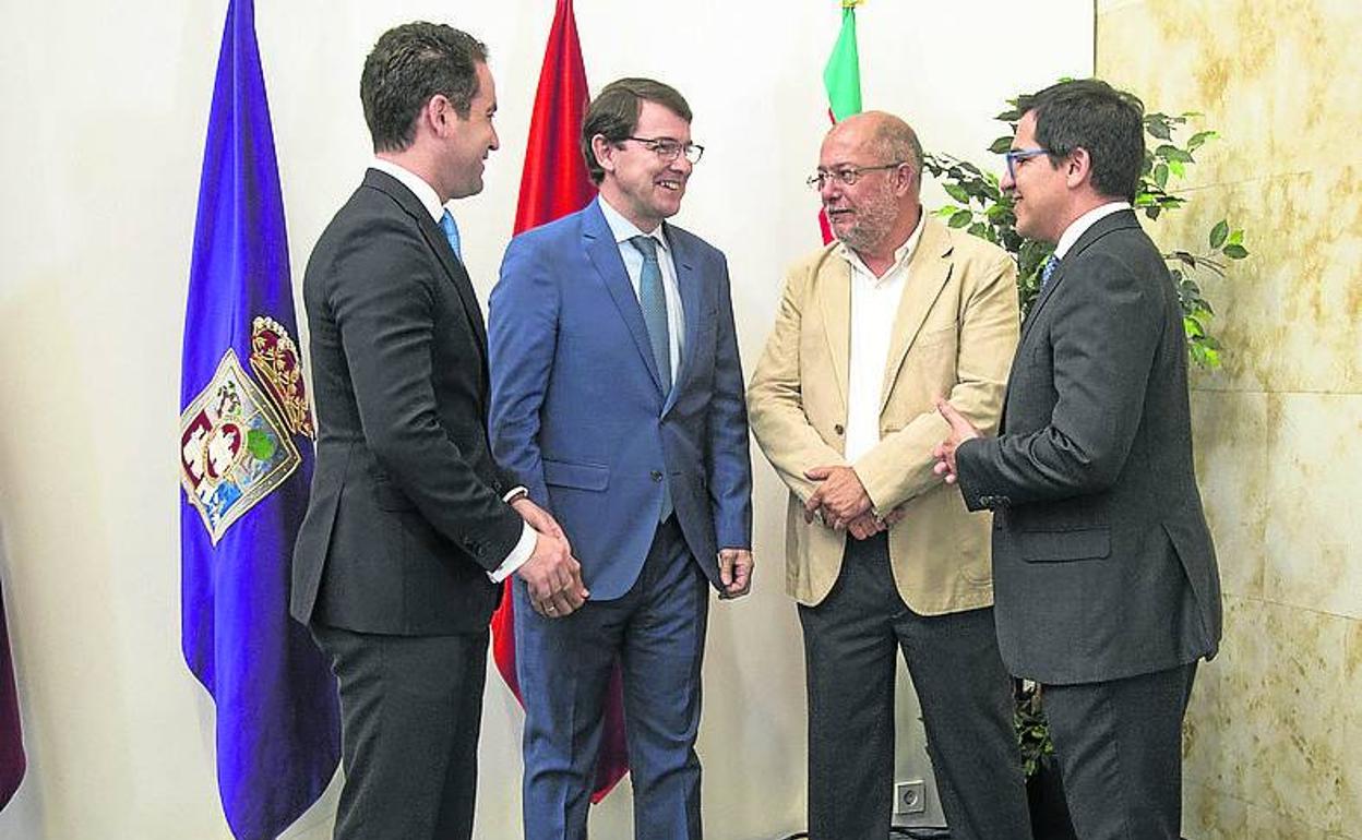 Teodoro G. Egea, Alfonso F. Mañueco, Francisco Igea y José María Espejo, en un rincón de la sala. 