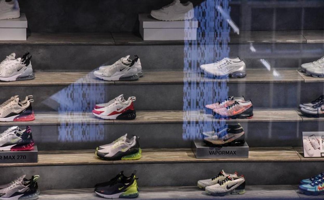 Modelos de zapatillas Nike en una tienda de Nueva York. 