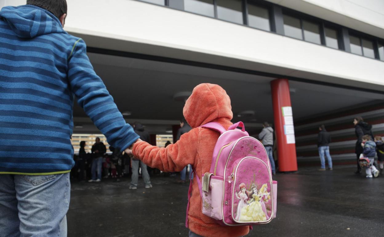 Francia adopta una ley que prohíbe a los padres pegar a sus hijos