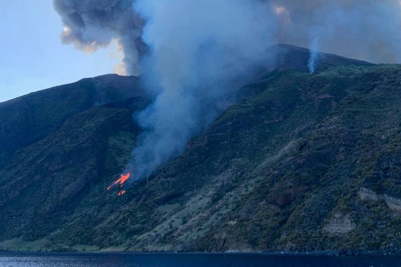 El volcán de la isla de Estrómboli, en el sur de Italia, registró hoy una serie de violentas explosiones con las que expulsó rocas y lava y provocaron la muerte a una persona y dejó a otra herida, confirmaron a Efe fuentes de Protección Civil.