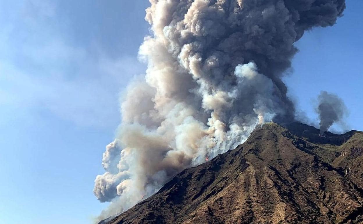 Erupción del volcán Estrómboli. 