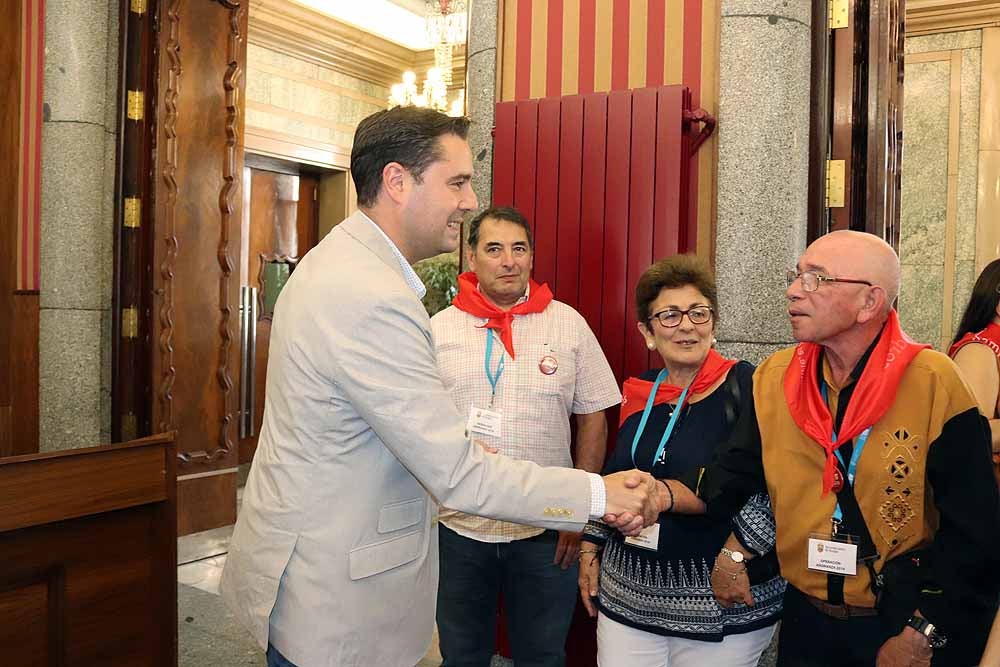 Fotos: Imágenes de la recepción en el Ayuntamiento de los participantes en la &#039;Operación Añoranza&#039;