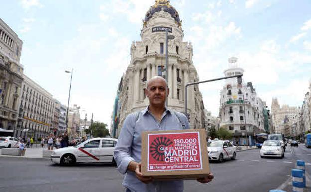 Entrega de firmas para mantener Madrid Central. 