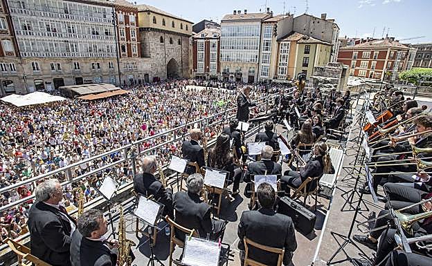 Galería. Imagen de la Plaza del Rey San Fernando durante la interpretación del himno. 