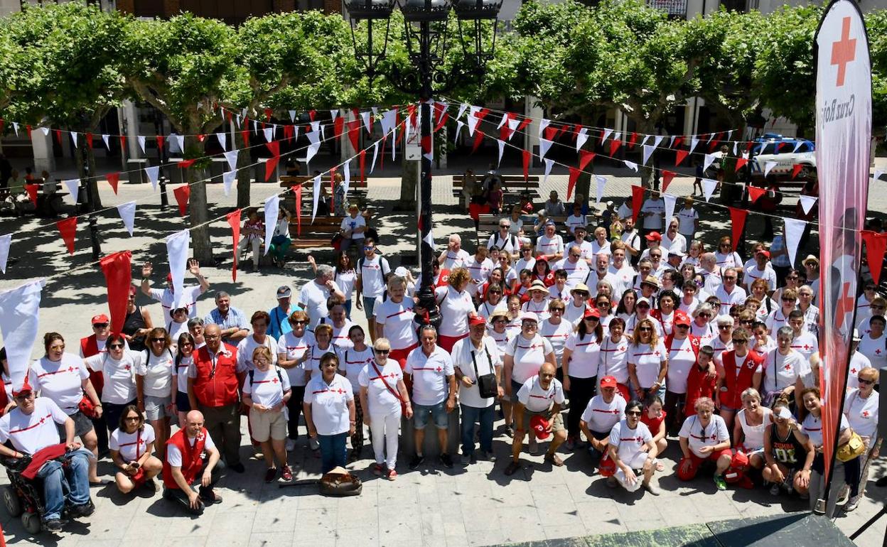 Foto de familia de los voluntarios de Cruz Roja. 