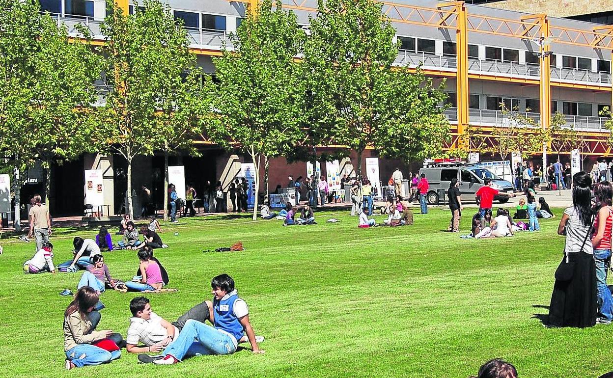 Estudiantes universitarios en la plaza de Bolonia del Campus Miguel de Unamuno. 