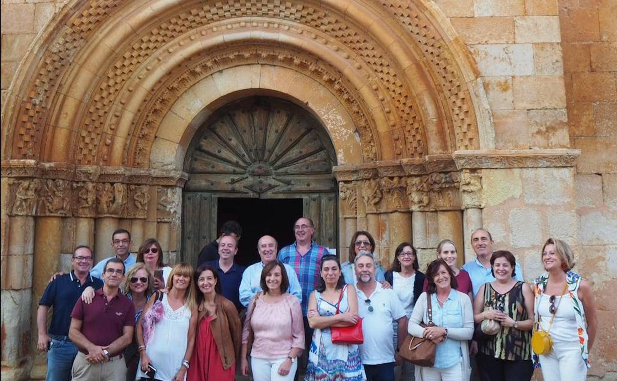 El grupo de amigos ante la fachada sur de San Juan Bautista de Moarves de Ojeda.