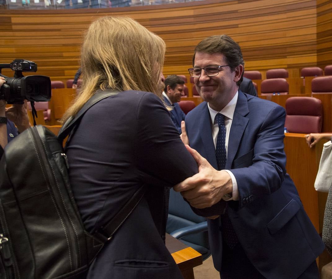 Mañueco ha contado con el apoyo de los 29 procuradores del PP y los 12 de Ciudadanos. PSOE (35 procuradores), Podemos (2 procuradores) y UPL han votado en contra mientras que Por Ávila y Vox se han abstenido