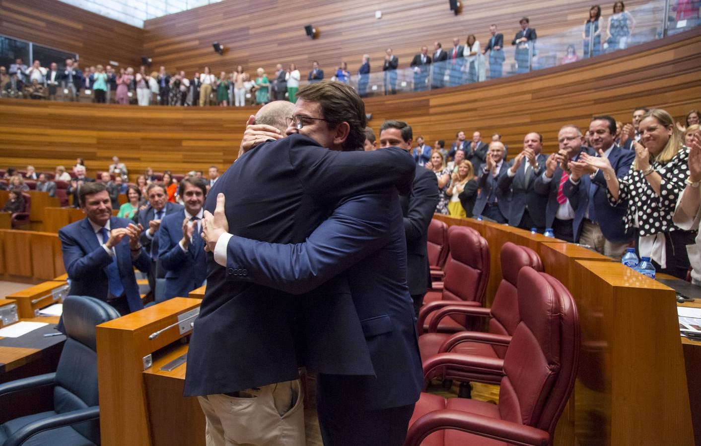 Mañueco ha contado con el apoyo de los 29 procuradores del PP y los 12 de Ciudadanos. PSOE (35 procuradores), Podemos (2 procuradores) y UPL han votado en contra mientras que Por Ávila y Vox se han abstenido