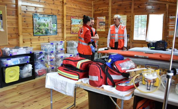 Imagen principal - Diferentes puntos de atención de los voluntarios de Cruz Roja durante la celebración del Curpillos