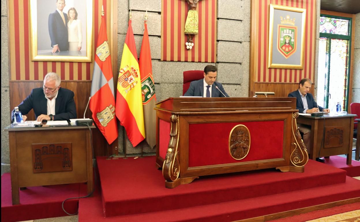 Daniel de la Rosa ha presidido el pleno extraordinario como alcalde de Burgos