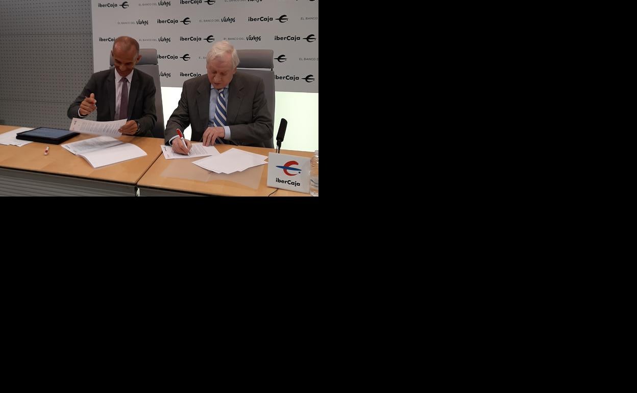 Jesús Les Mancho, Director Territorial de Ibercaja para La Rioja, Burgos y Guadalajara, y a su derecha, Antonio Méndez Pozo, Presidente de la Cámara de Comercio de la ciudad.