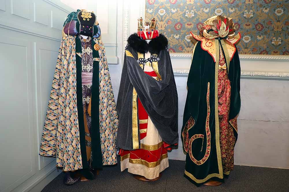 Los participantes del Programa Mixto de Formación y Empleo 'Burgos Textil' crearon el vestuario de los Reyes Magos para la Cabalgata