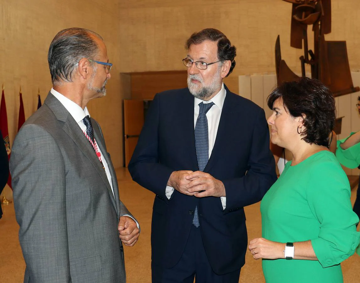 Cerca de trescientos invitados acompañan al nuevo presidente de la Junta de Castilla y León en «uno de los dos momentos más importantes de mi trayectoria política»