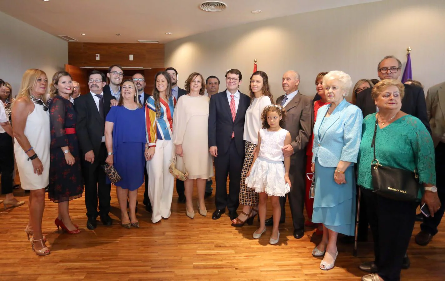 Cerca de trescientos invitados acompañaron al nuevo presidente de la Junta de Castilla y León en «uno de los dos momentos más importantes de mi trayectoria política·