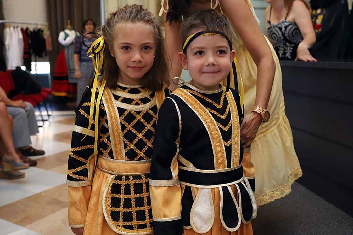 Los participantes del Programa Mixto de Formación y Empleo 'Burgos Textil' han realizado réplicas de la indumentaria de los gigantillos y gigantones a pequeña escala