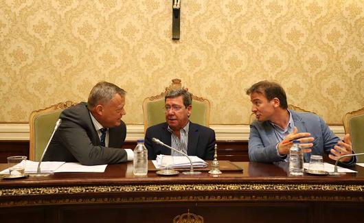 Rodríguez se ha sentado junto a Rico y Suárez, en su papel de vicerpesidente de la Diputación