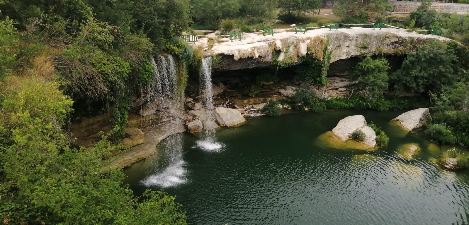 Un joven de 20 años, residente en Huesca, ha fallecido este sábado en la cascada de Pedrosa de Tobalina (Burgos), después de lanzarse al agua desde lo alto de la cascada