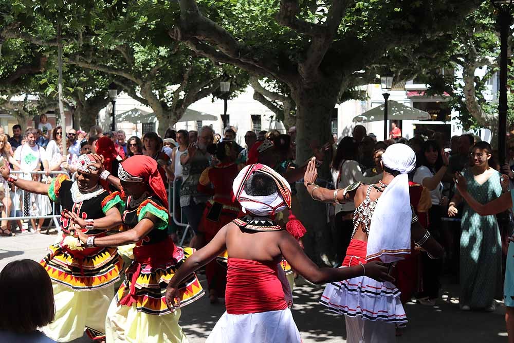 El Festival Internacional de Folclore 'Ciudad de Burgos' ha celebrado su primer taller 'Baila con nosotros' de la mano del grupo de Sri Lanka frente al templete de El Espolón