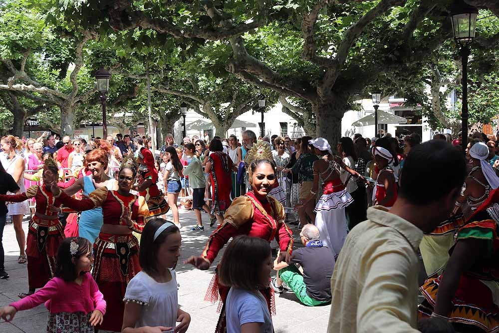 El Festival Internacional de Folclore 'Ciudad de Burgos' ha celebrado su primer taller 'Baila con nosotros' de la mano del grupo de Sri Lanka frente al templete de El Espolón