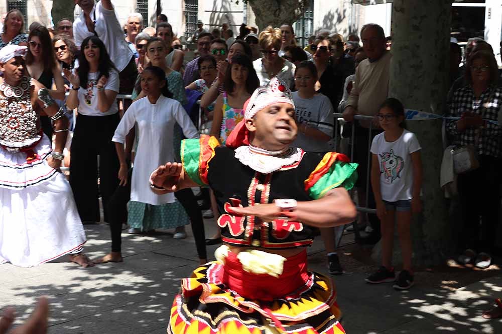 El Festival Internacional de Folclore 'Ciudad de Burgos' ha celebrado su primer taller 'Baila con nosotros' de la mano del grupo de Sri Lanka frente al templete de El Espolón