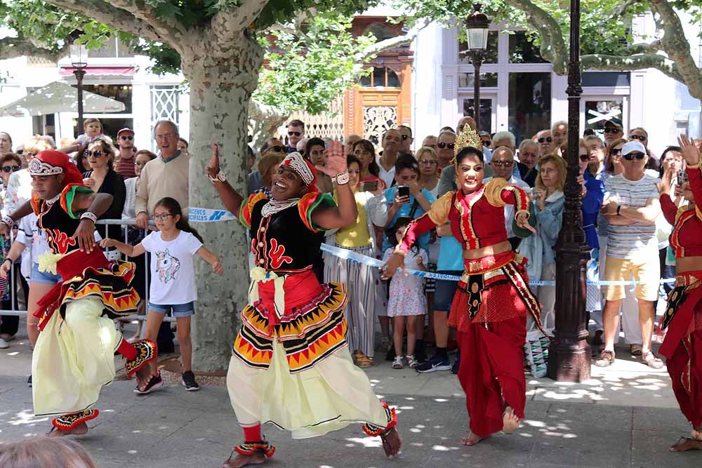 El Festival Internacional de Folclore 'Ciudad de Burgos' ha celebrado su primer taller 'Baila con nosotros' de la mano del grupo de Sri Lanka frente al templete de El Espolón