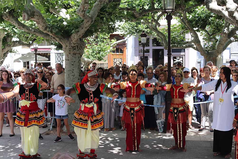 El Festival Internacional de Folclore 'Ciudad de Burgos' ha celebrado su primer taller 'Baila con nosotros' de la mano del grupo de Sri Lanka frente al templete de El Espolón