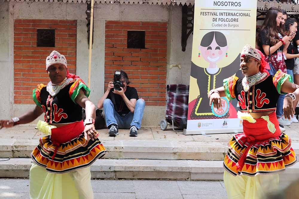 El Festival Internacional de Folclore 'Ciudad de Burgos' ha celebrado su primer taller 'Baila con nosotros' de la mano del grupo de Sri Lanka frente al templete de El Espolón