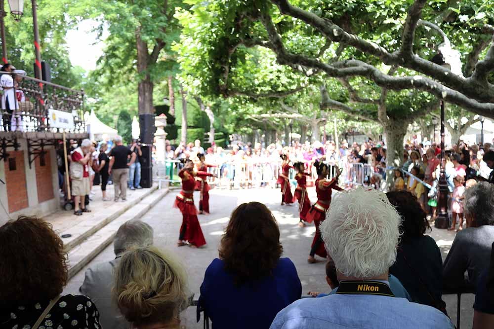 El Festival Internacional de Folclore 'Ciudad de Burgos' ha celebrado su primer taller 'Baila con nosotros' de la mano del grupo de Sri Lanka frente al templete de El Espolón