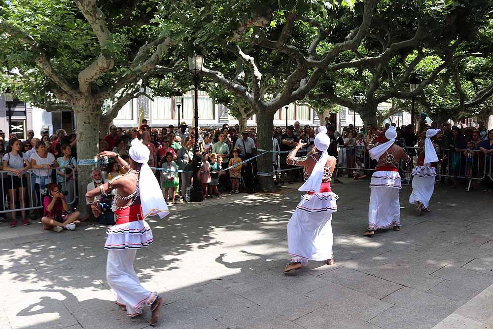 El Festival Internacional de Folclore 'Ciudad de Burgos' ha celebrado su primer taller 'Baila con nosotros' de la mano del grupo de Sri Lanka frente al templete de El Espolón