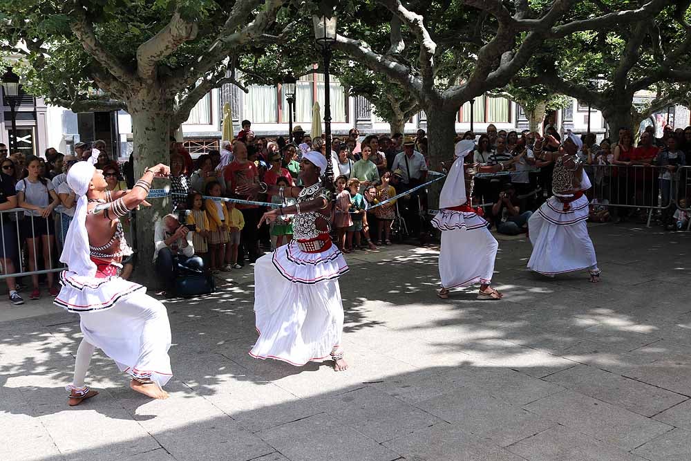 El Festival Internacional de Folclore 'Ciudad de Burgos' ha celebrado su primer taller 'Baila con nosotros' de la mano del grupo de Sri Lanka frente al templete de El Espolón