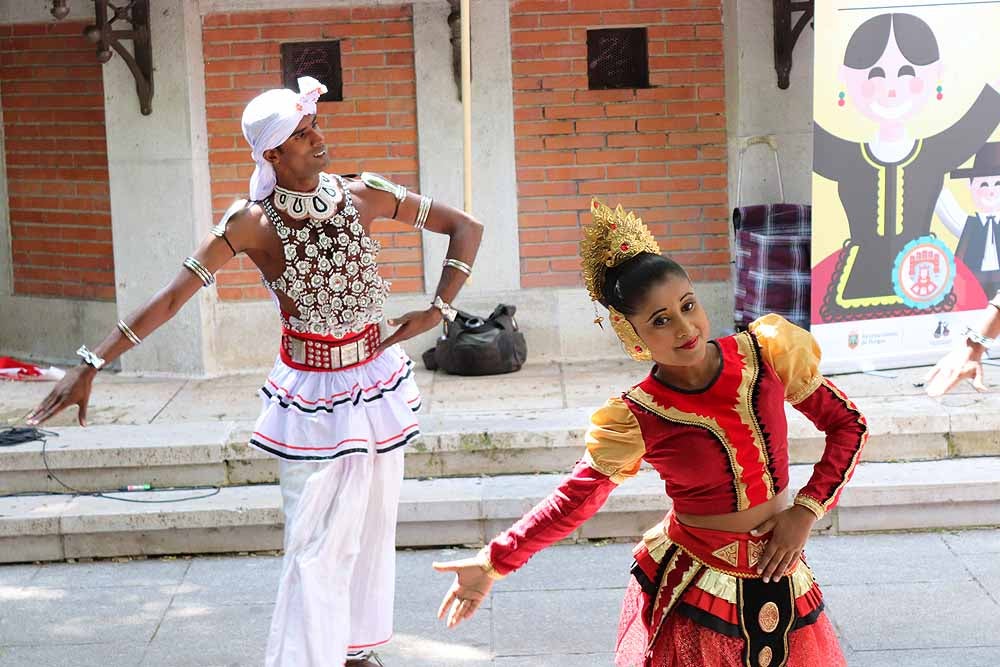 El Festival Internacional de Folclore 'Ciudad de Burgos' ha celebrado su primer taller 'Baila con nosotros' de la mano del grupo de Sri Lanka frente al templete de El Espolón