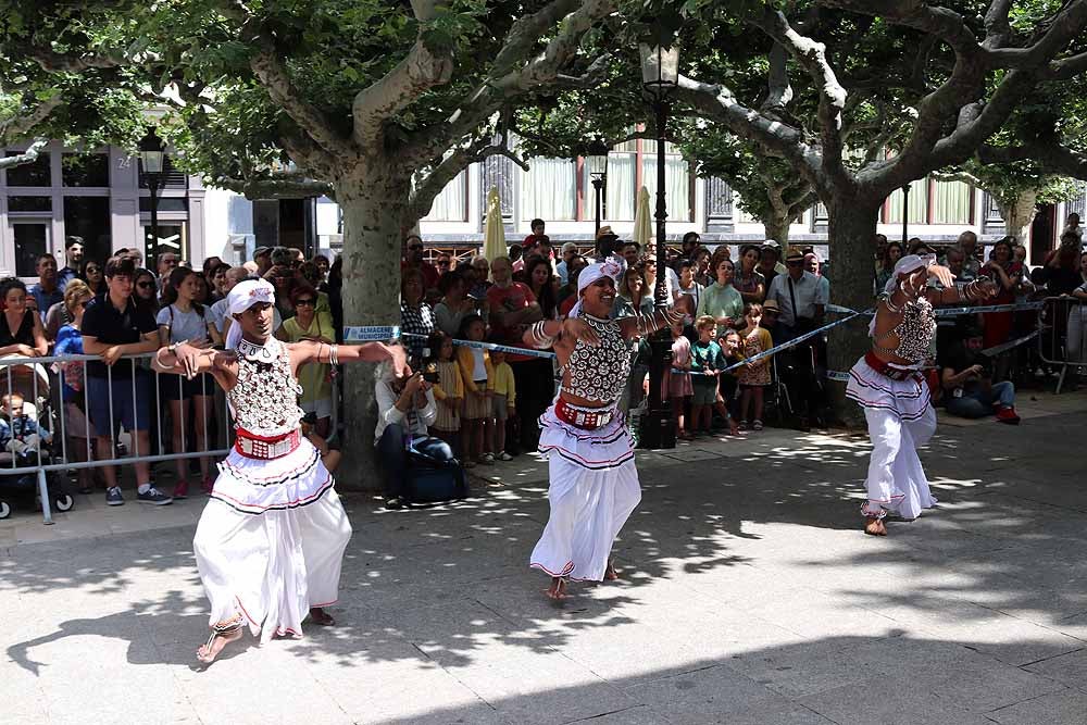 El Festival Internacional de Folclore 'Ciudad de Burgos' ha celebrado su primer taller 'Baila con nosotros' de la mano del grupo de Sri Lanka frente al templete de El Espolón