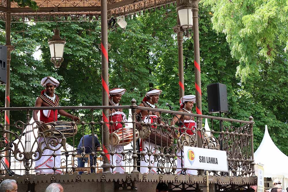 El Festival Internacional de Folclore 'Ciudad de Burgos' ha celebrado su primer taller 'Baila con nosotros' de la mano del grupo de Sri Lanka frente al templete de El Espolón