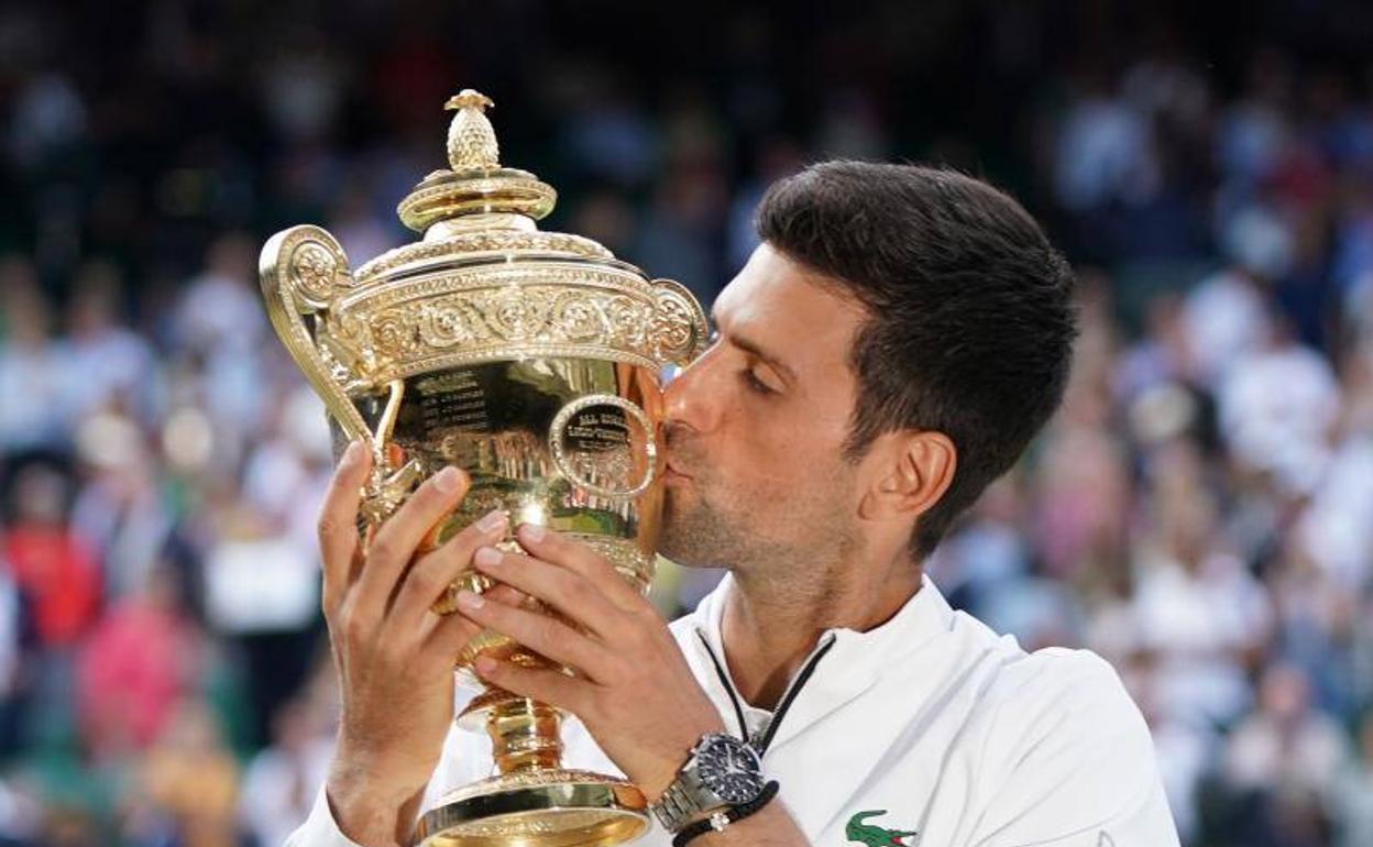 Novak Djokovic, besando el trofeo. 