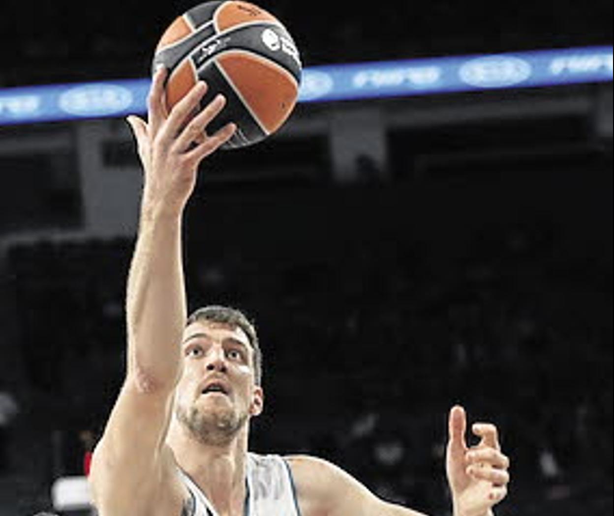 Kuzmic, lanzando a canasta.