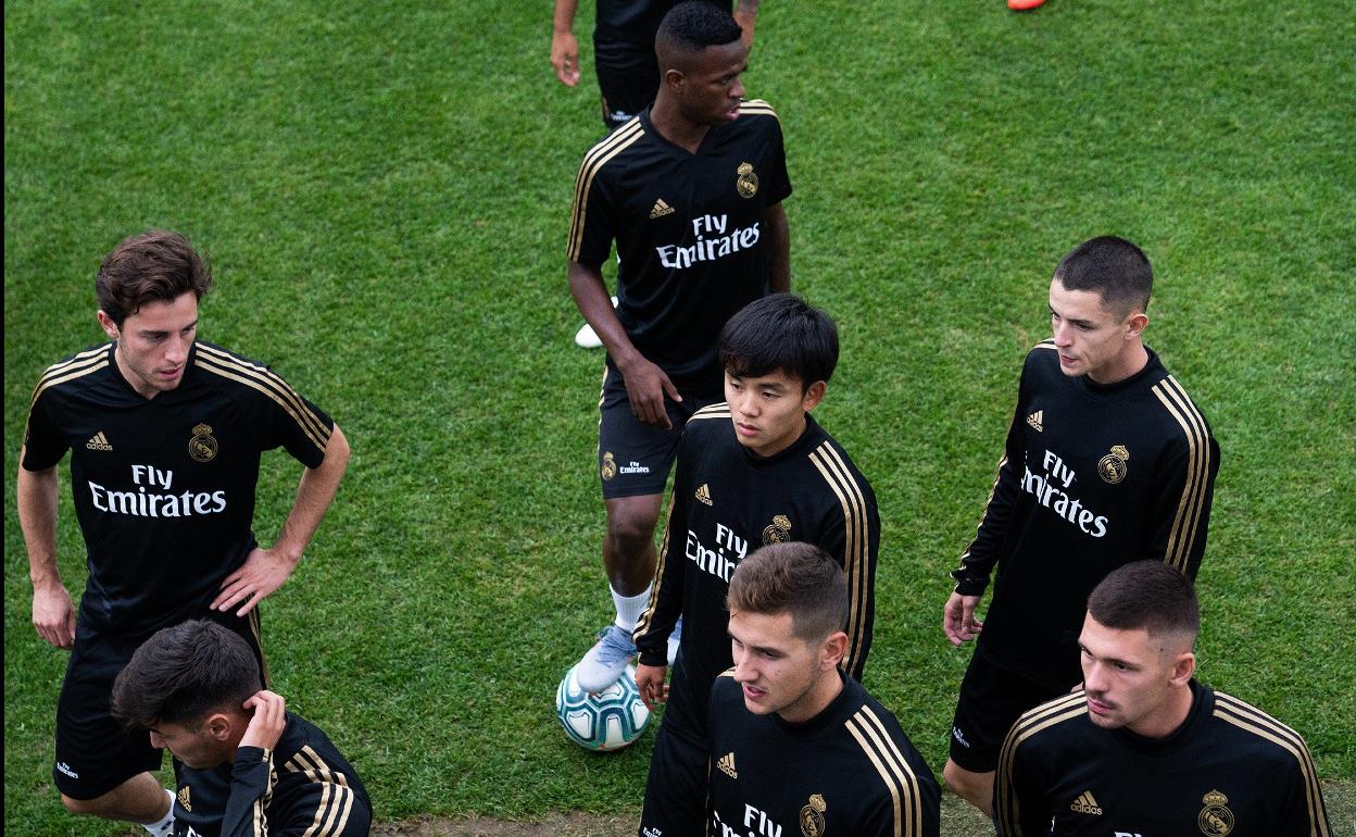 Vinicius (c) y Kubo (2c), junto a sus compañeros en un entrenamiento del Real Madrid en Montreal.